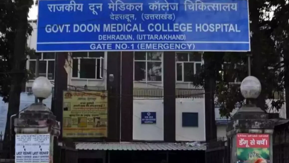 दून मेडिकल कॉलेज चिकित्सालय से बेरोजगार हुए 50 लोग, संविदा कर्मियों की सेवाएं समाप्त