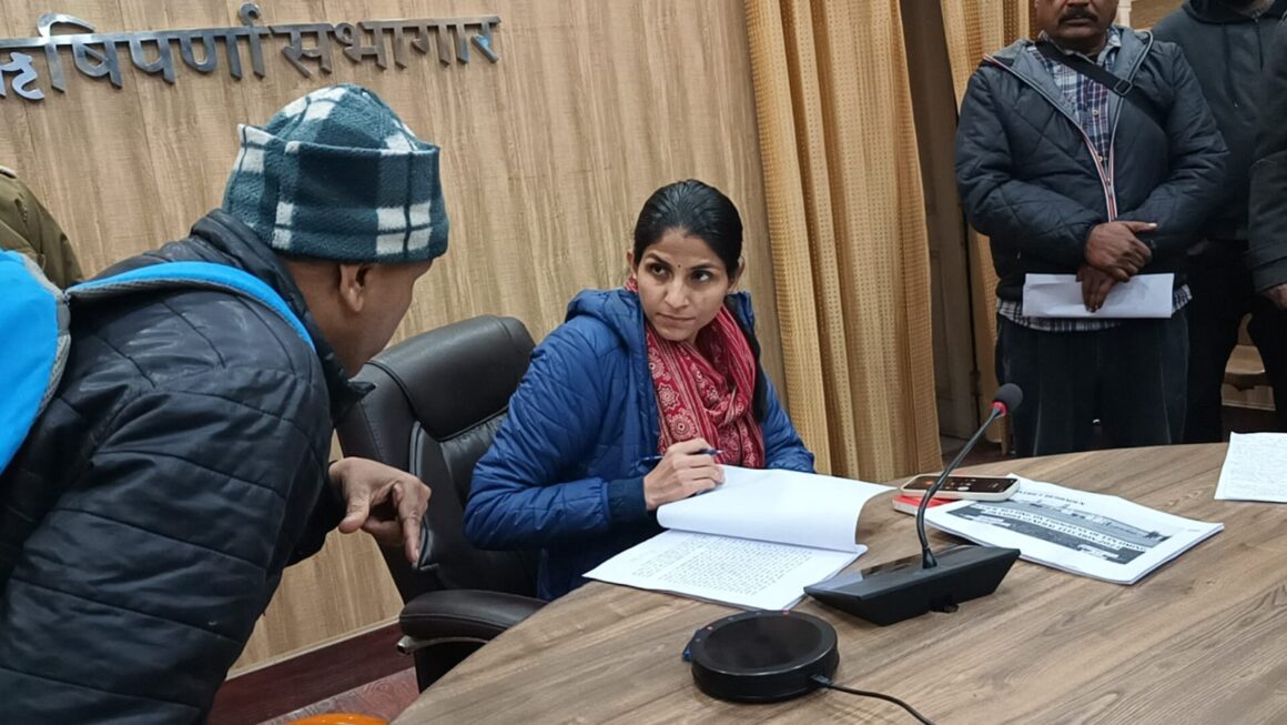 डीएम की जनसुनवाई में पीड़ितों ने सुनाई अपनी पीड़ा