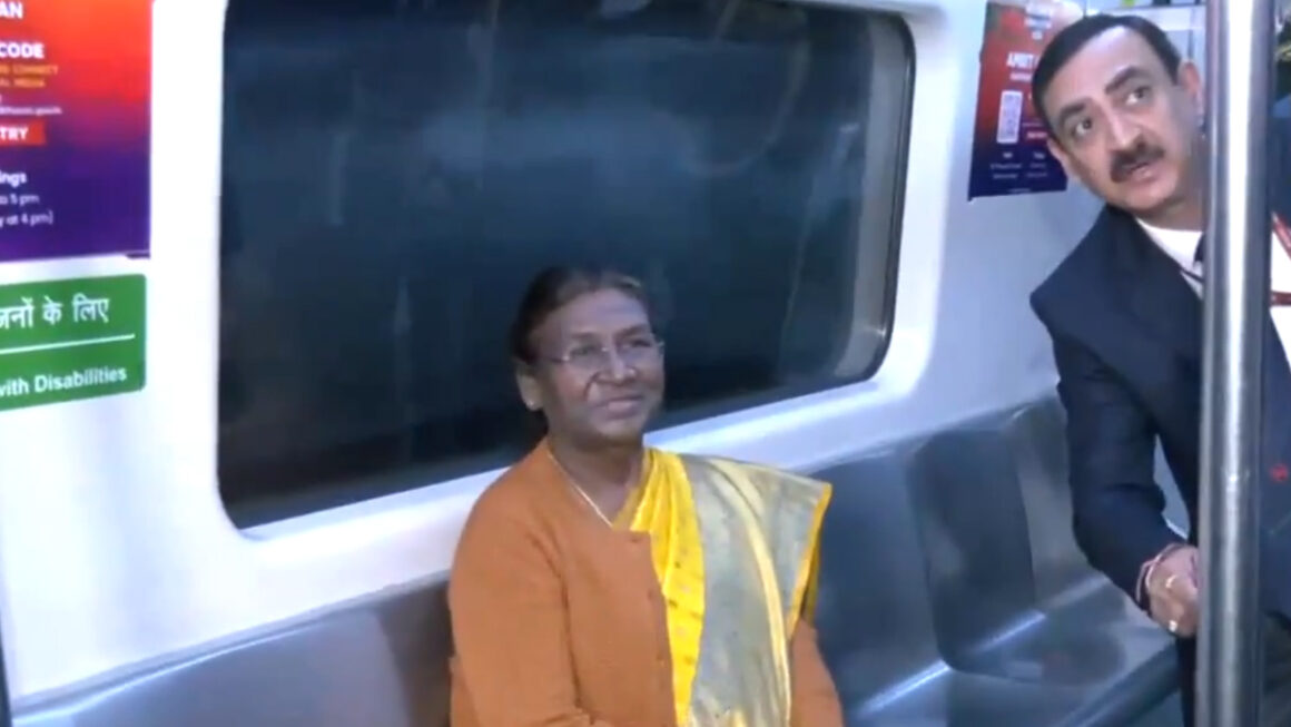 राष्ट्रपति द्रौपदी मुर्मू ने की दिल्ली मेट्रो की सवारी, यहां देखें Video