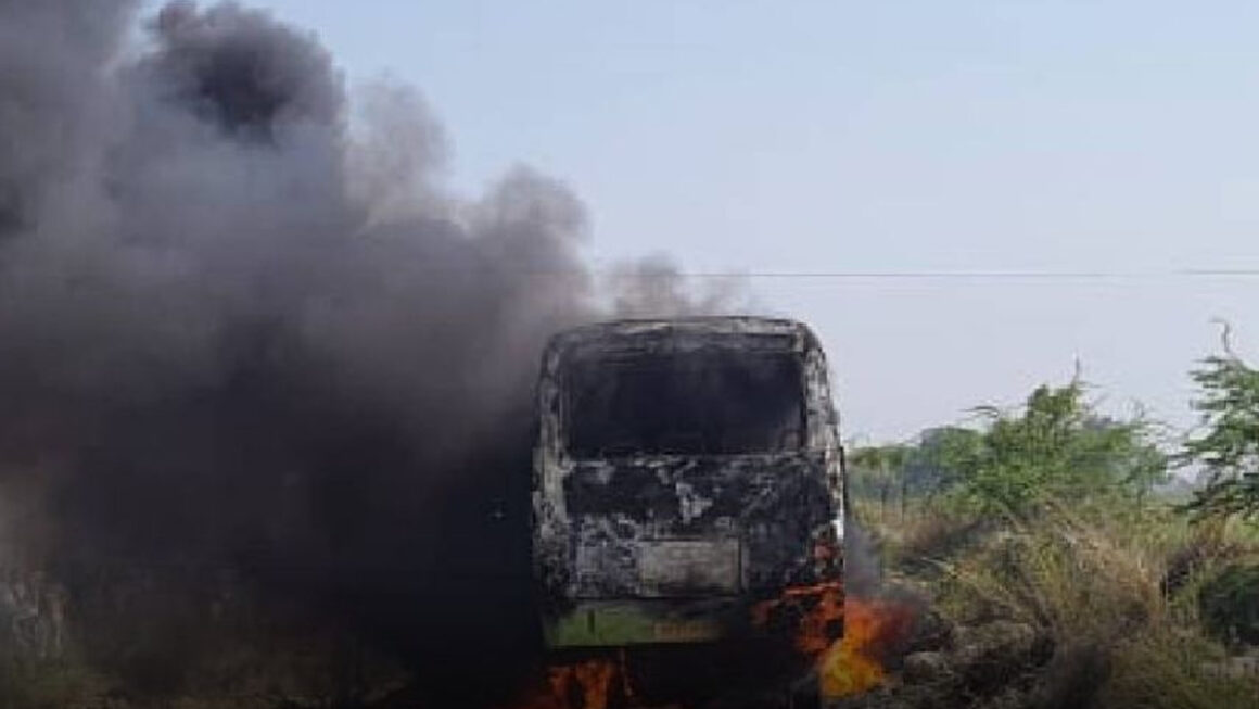 यूपी के गाजीपुर में दर्दनाक हादसा, हाईटेंशन तार की चपेट में आने से मिनी बस में लगी आग