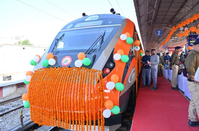 प्रधानमंत्री ने लखनऊ-देहरादून के बीच नई वंदे भारत ट्रेन का किया शुभारंभ