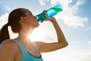 गर्मियों में महिलाओं को एक दिन में कितना पानी पीना चाहिए और क्यों?