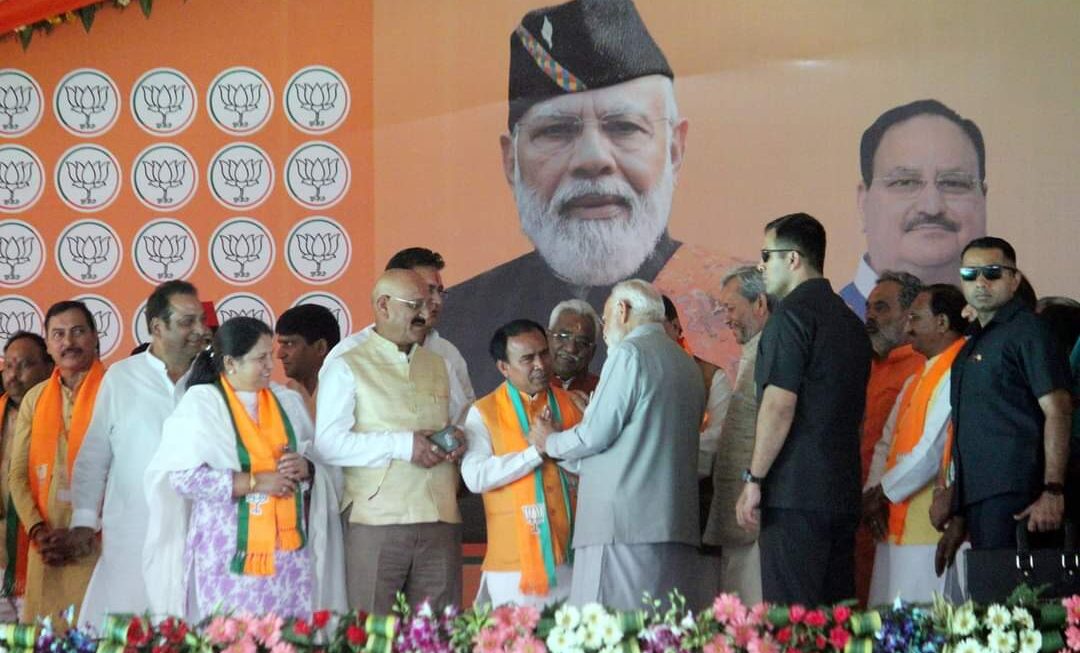 PM मोदी और धन दा की छोटी सी मुलाकात बनी राजनीतिक गलियारों में चर्चा का विषय