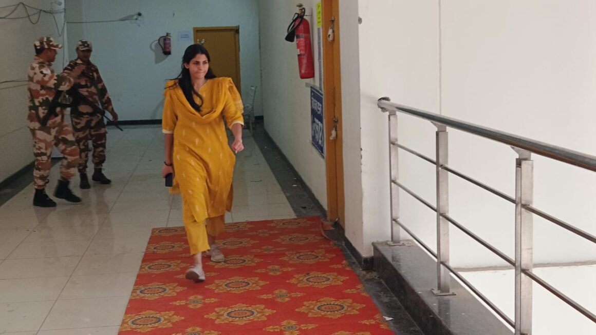 डीएम ने स्ट्रांग रूम का निरीक्षण किया