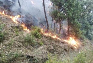 लगातार धधक रहे जंगल- लैंसडॉउन छावनी क्षेत्र के जंगल तक पहुंची जयहरीखाल के सिविल जंगलों की आग 
