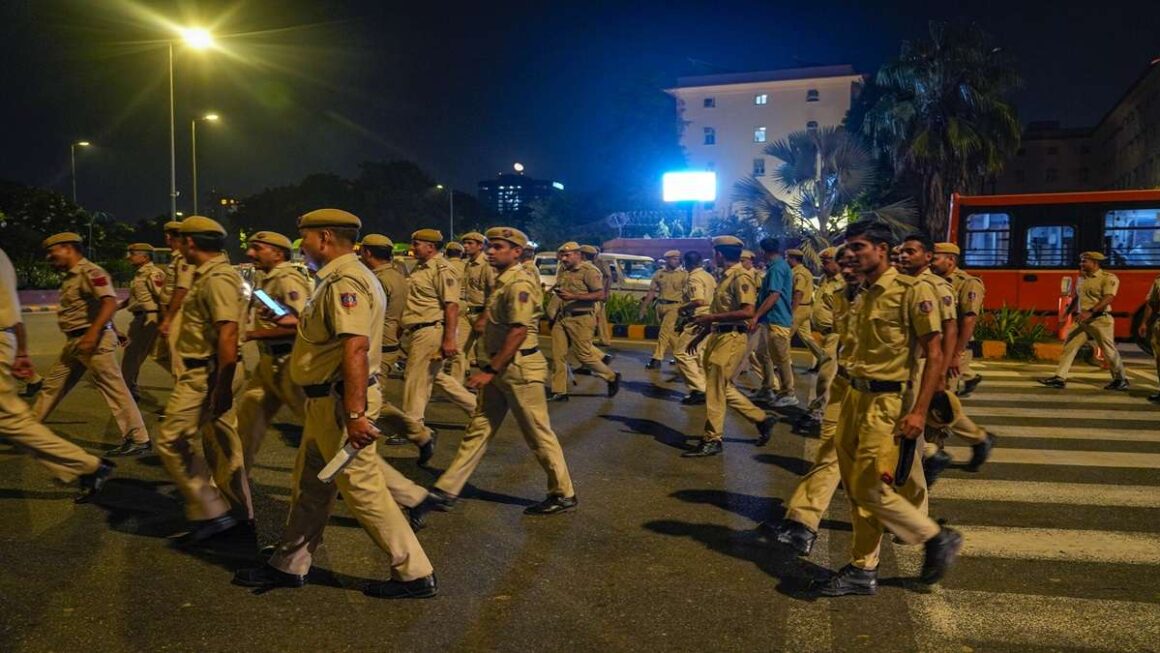 दिल्ली मेट्रो में अब पुलिस के जवान हथियारों के साथ करेंगे सफर, प्रस्ताव को मिली हरी झंडी