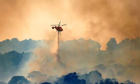 कुमाऊं के जंगलों की आग बुझाने में लगे वायुसेना के हेलीकॉप्टर
