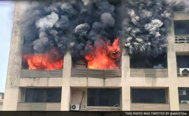 मुंबई के मलाड में गिरनार गैलेक्सी बिल्डिंग में लगी भीषण आग, 10 से ज्यादा लोग झुलसे