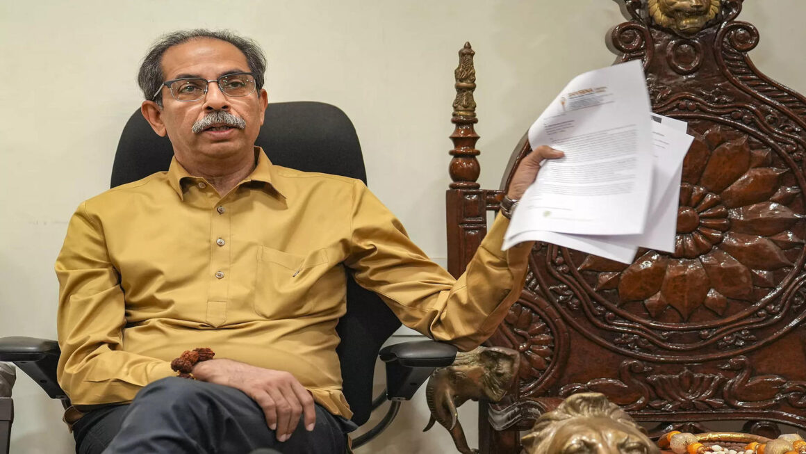 चुनाव आयोग ने भेजा नोटिस तो भड़के उद्धव ठाकरे, उठाए ये सवाल, जानें क्या है मामला