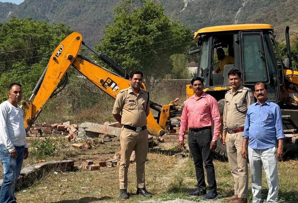 चुनाव के खत्म होते ही जिला प्रशासन ने अतिक्रमण के खिलाफ शुरू की कार्यवाही