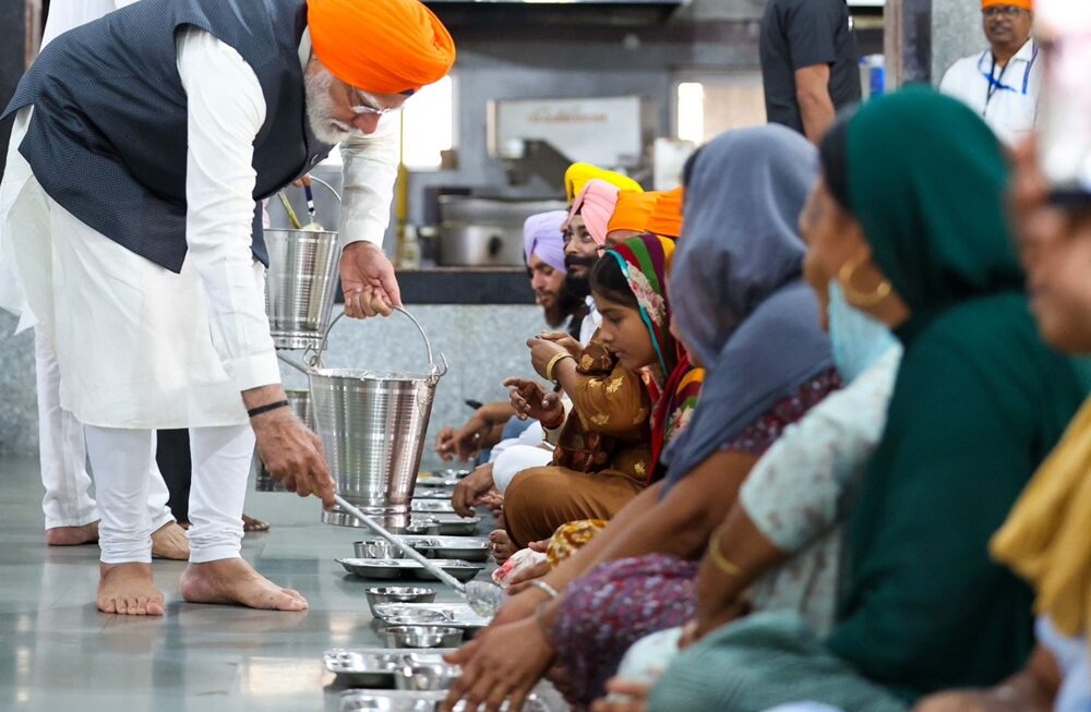 पीएम मोदी ने बिहार के गुरुद्वारे पटना साहिब में की ‘सेवा’ की, यहां देखें वीडियो