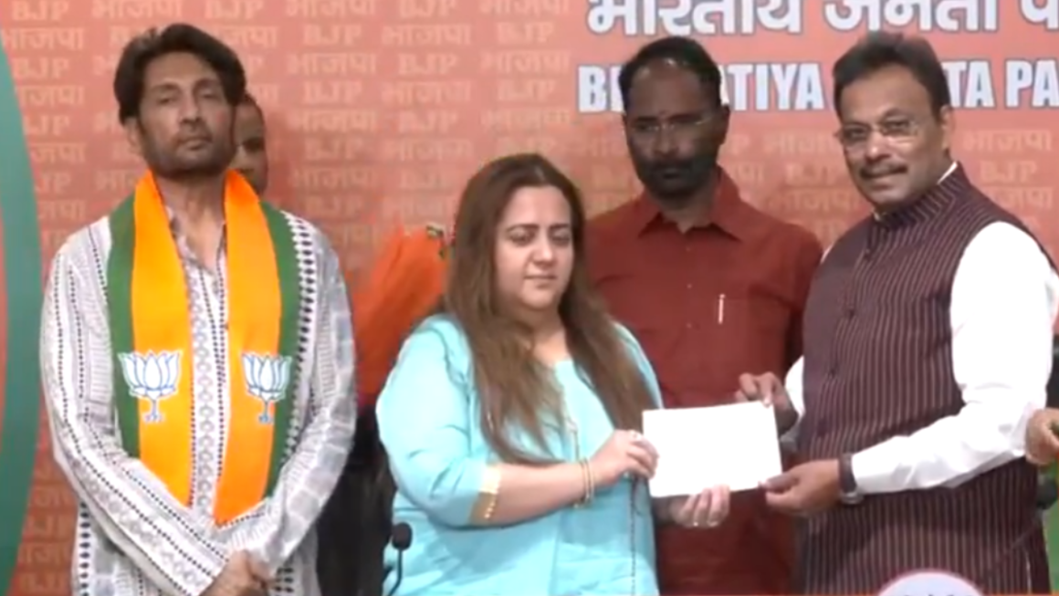 मतदान के दिन कांग्रेस को झटका, भाजपा में शामिल हुए शेखर सुमन और राधिका खेड़ा