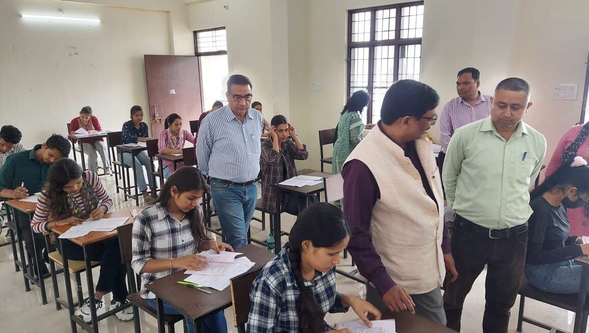 परीक्षा नियंत्रक ने किया नरेंद्र नगर महाविद्यालय का औचक निरीक्षण