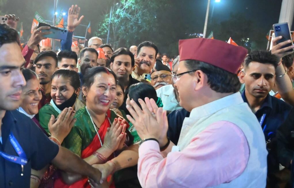 दिल्ली पहुंचे सीएम धामी ने आप को बनाया निशाना, कहा- स्कूल कॉलेज के नाम पर खोले शराब के अड्डे