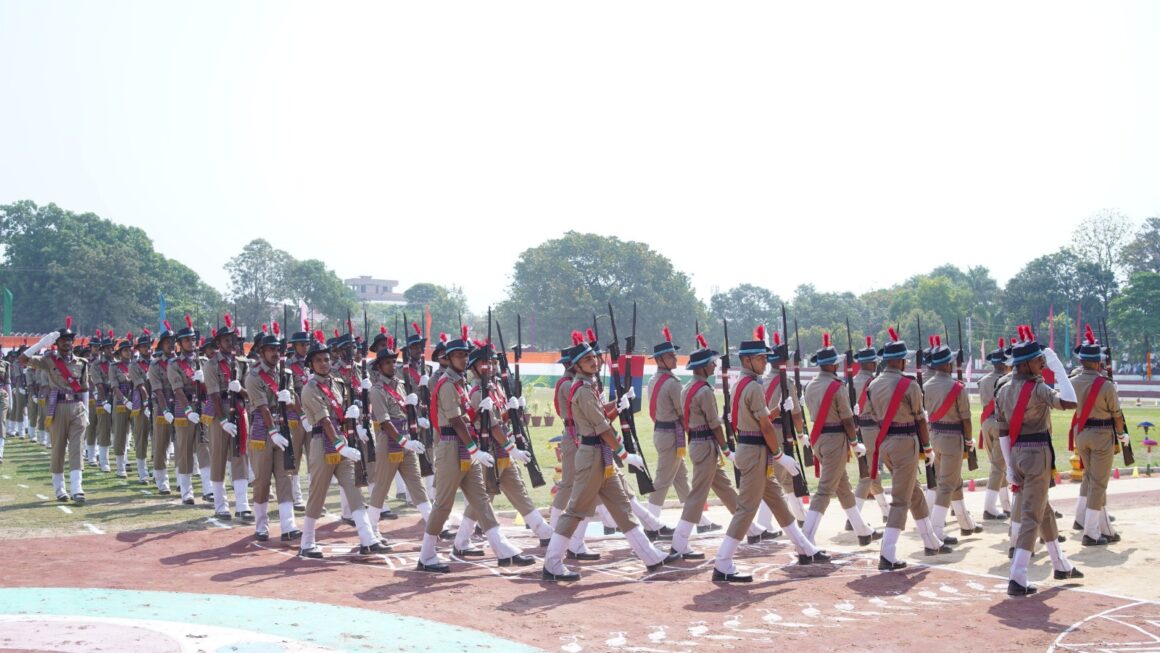 प्रशिक्षु मुख्य आरक्षी के प्रशिक्षण के बाद पुलिस लाईन में दिक्षान्त परेड का आयोजन