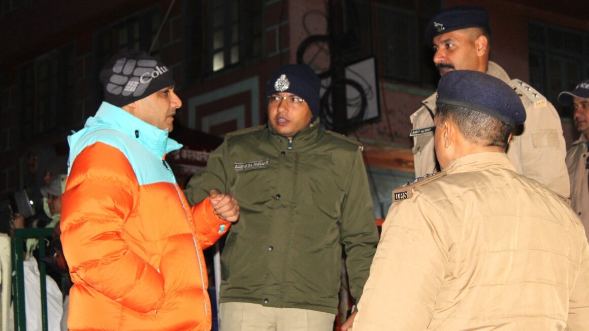 बद्रीनाथ धाम पहुंचे डीजीपी अभिनव कुमार, चारधाम यात्रा की सुरक्षा व्यवस्थाओं का किया निरीक्षण