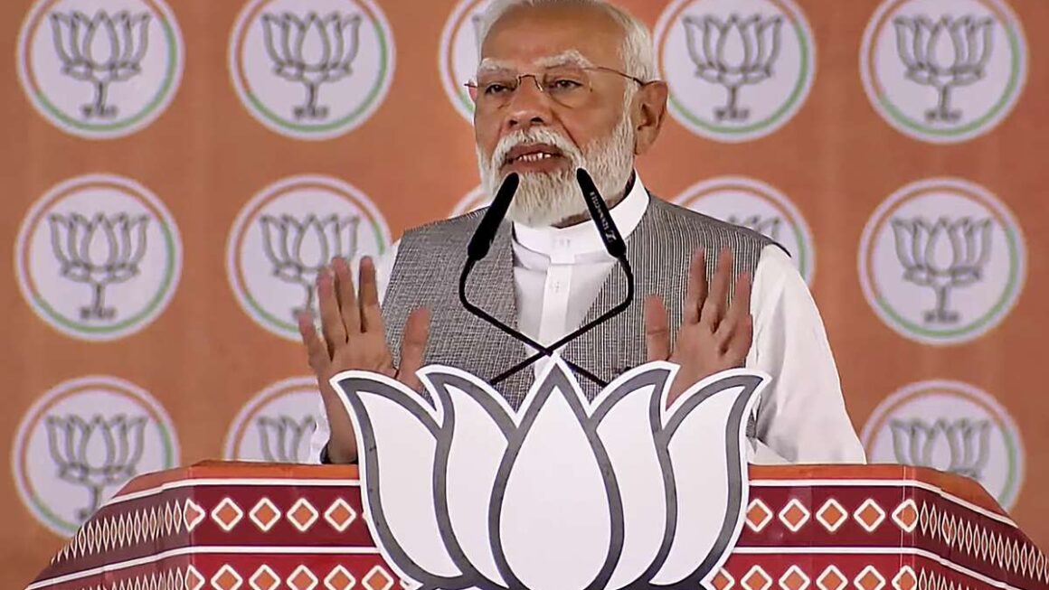 पाकिस्तान के नेता शहजादे को प्रधानमंत्री बनाने के लिए दुआ कर रहे हैं’- पीएम मोदी