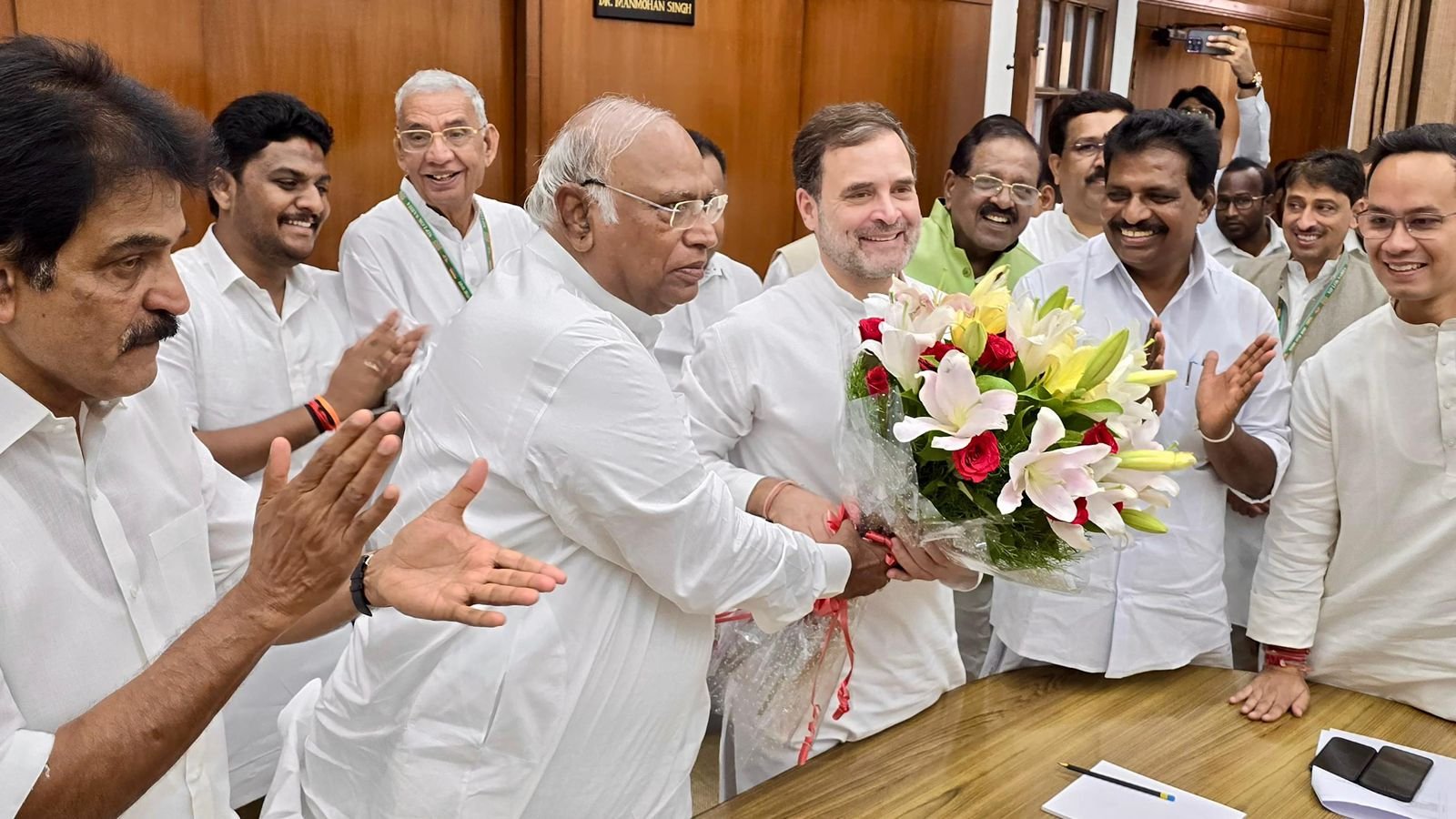 नेता प्रतिपक्ष बनने के बाद कुर्ता-पायजामा में नजर आए राहुल गांधी, कांग्रेस सांसदों ने दी बधाई