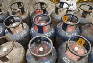 गैस संकट के बीच कमर्शियल सिलेंडरों की सामान्य सप्लाई पर रोक