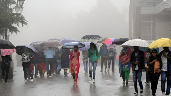 मौसम अपडेट-  बारिश होने से तापमान में कमी के बाद लोगों को तपती गर्मी से मिली राहत