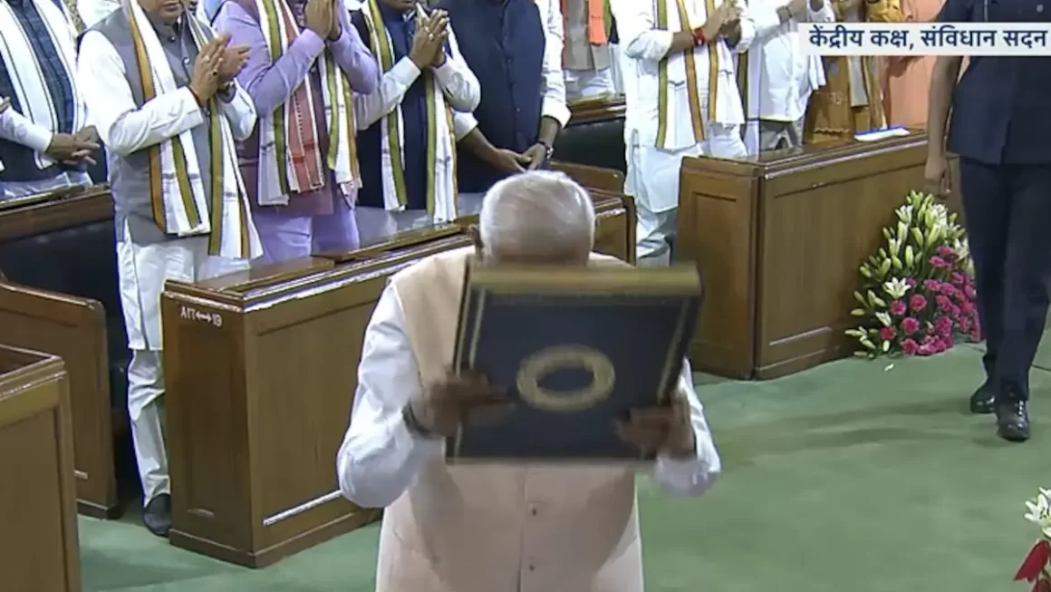 NDA के सभी घटक दलों ने नरेंद्र मोदी को चुना संसदीय दल का नेता, संसद पहुंचकर पीएम ने संविधान के आगे नवाया शीश