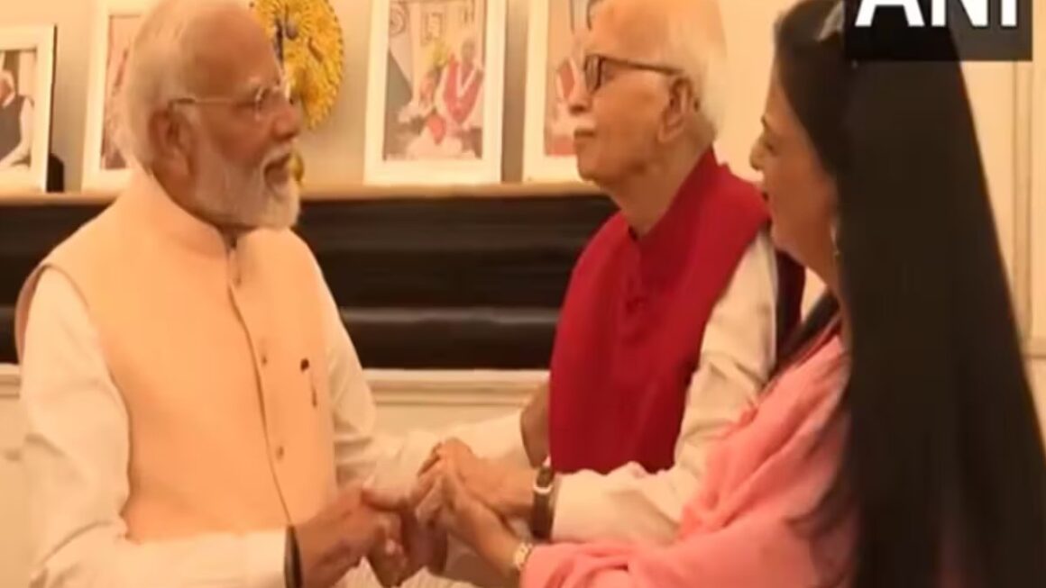 शपथ ग्रहण समारोह से पहले लालकृष्ण आडवाणी से नरेंद्र मोदी ने की मुलाकात, लिया आशीर्वाद