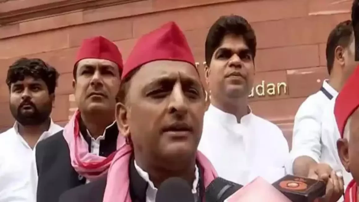 सपा अध्यक्ष अखिलेश यादव ने हाथरस हादसे में मृतकों के परिजनों को 1-1 लाख रुपये की सहायता राशि देने का किया ऐलान