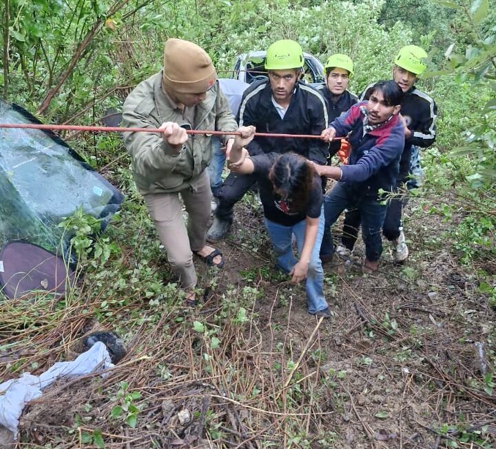 मसूरी से दून आ रही कार खाई में गिरी, छह घायल