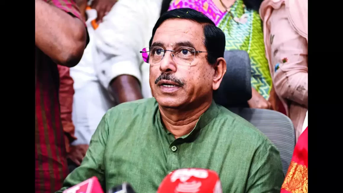 केंद्रीय मंत्री जोशी ने MUDA घोटाले में सिद्दारमैया से की इस्तीफे की मांग, कहा- शक की सुई..