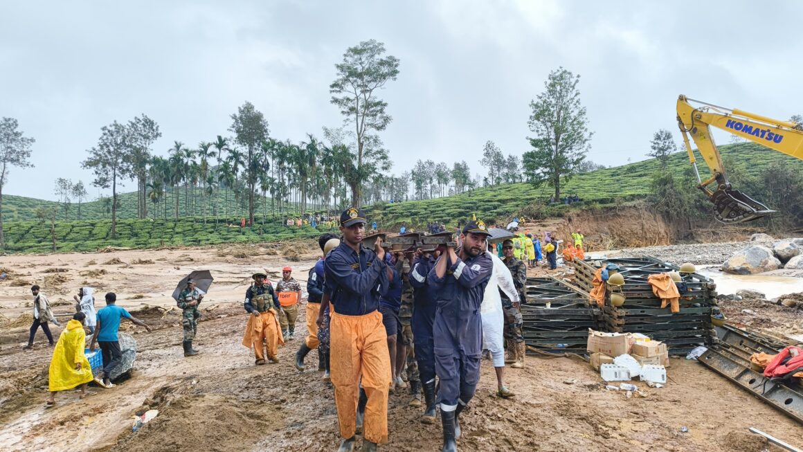 वायनाड के भूस्खलन प्रभावित क्षेत्रों में भारतीय नौसेना का बचाव और राहतकार्य जारी