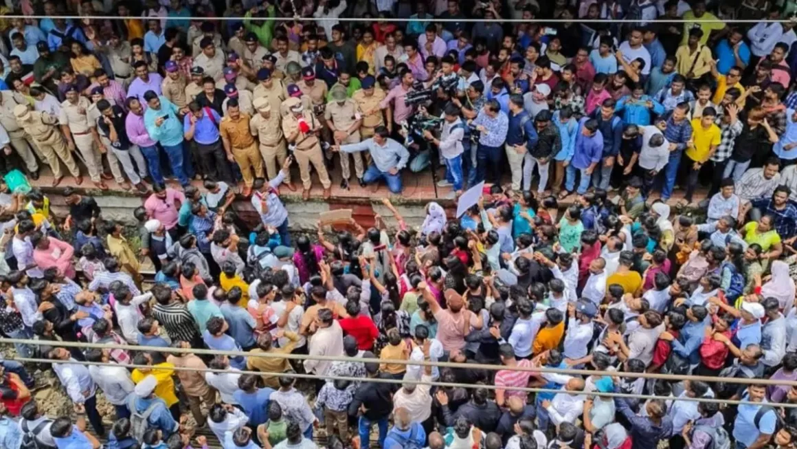 ठाणे के बदलापुर में दो बच्चियों के साथ यौन उत्पीड़न, शहर में बढ़ा तनाव, इंटरनेट सेवा बहाल