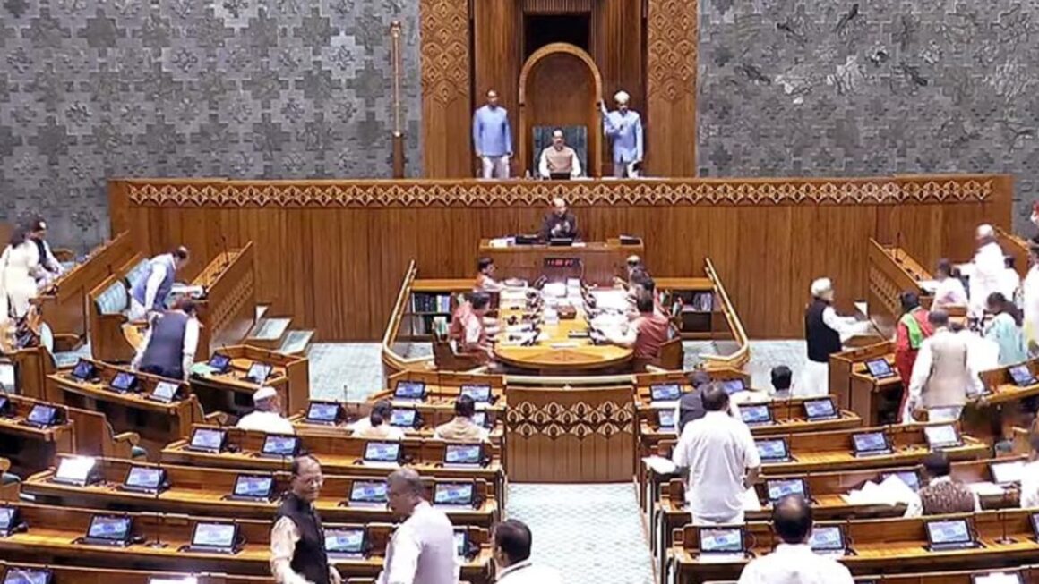 संसद में वक्फ बोर्ड संशोधन बिल पर बहस जारी, विपक्ष ने उठाए सवाल