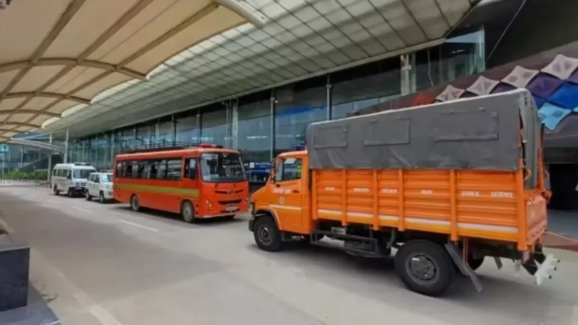 लखनऊ हवाई अड्डे पर रेडियोएक्टिव अलार्म बजने से मचा हंगामा, एनडीआरएफ और एसडीआर की त्वरित कार्रवाई