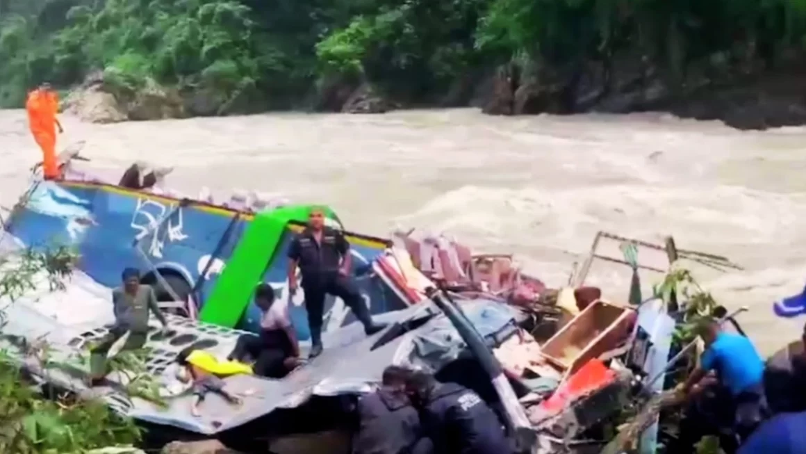 यूपी के गोरखपुर से नेपाल जा रही बस नदी में गिरी, 14 की मौत; 40 यात्री थे सवार – बचाव अभियान जारी