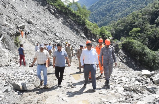 रुद्रप्रयाग जनपद के प्रभारी सचिव आर राजेश ने किया केदार घाटी में क्षतिग्रस्त मोटर मार्गों का निरीक्षण