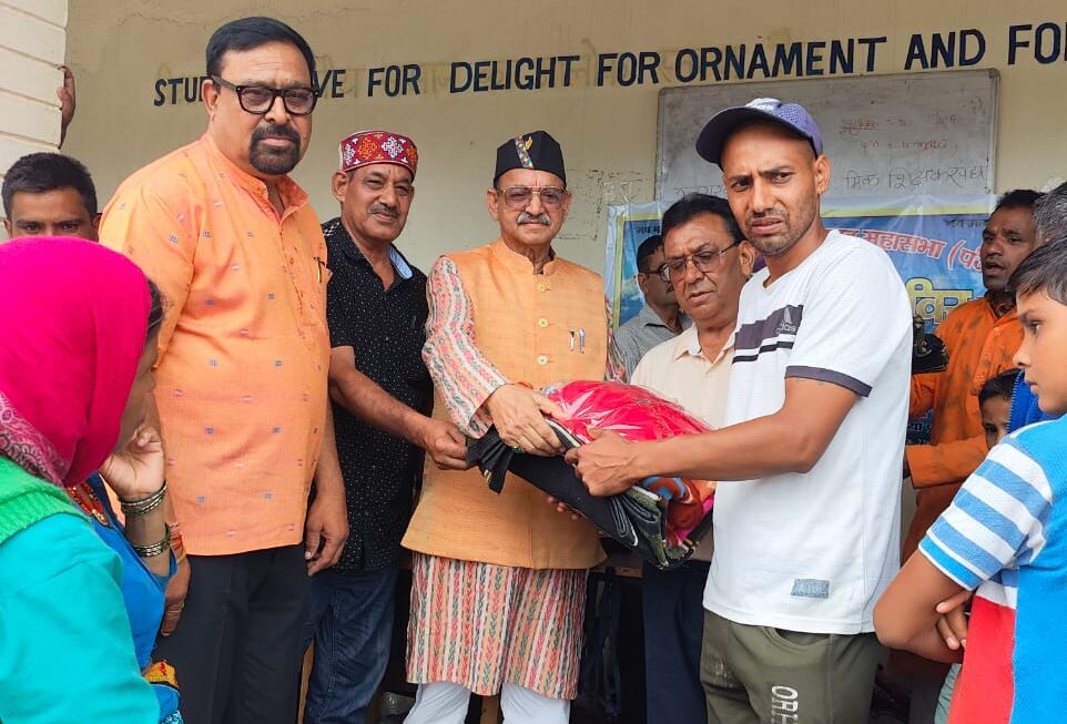 अखिल भारतीय उत्तराखण्ड महासभा ने टिहरी के आपदाग्रस्त क्षेत्र में सामग्री का वितरण किया