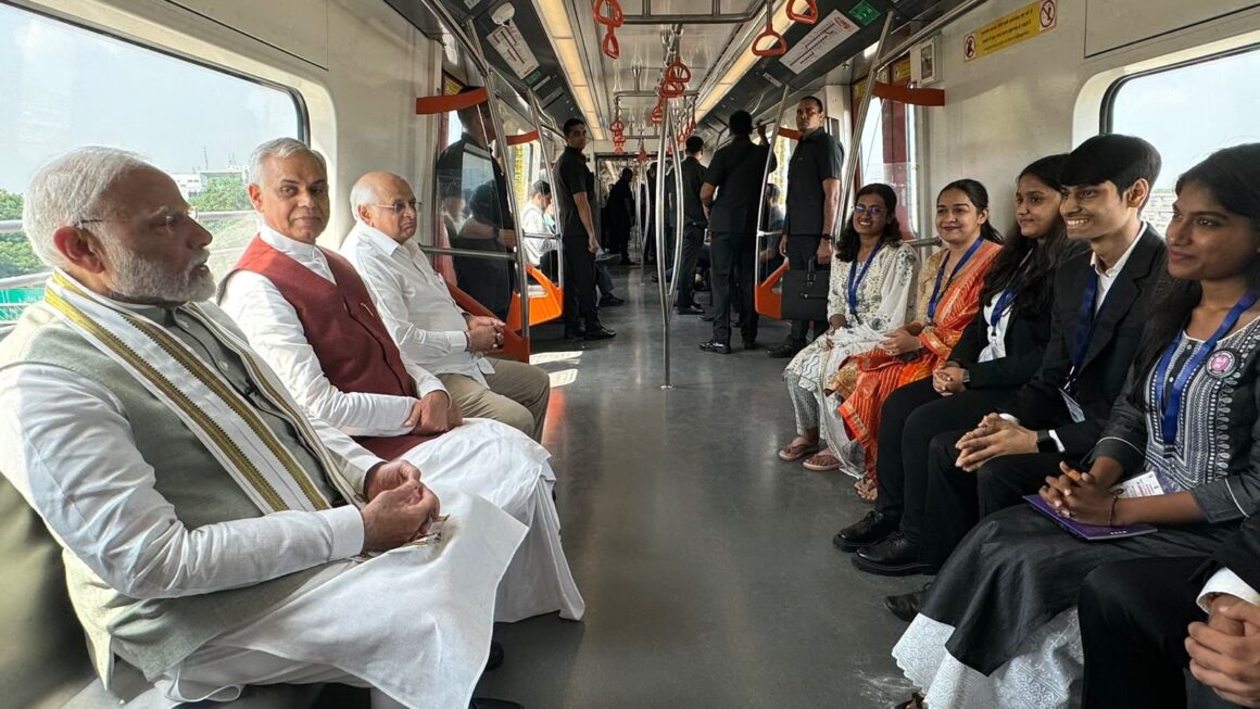 प्रधानमंत्री नरेन्द्र मोदी ने अहमदाबाद मेट्रो रेल परियोजना के दूसरे चरण का उद्घाटन किया