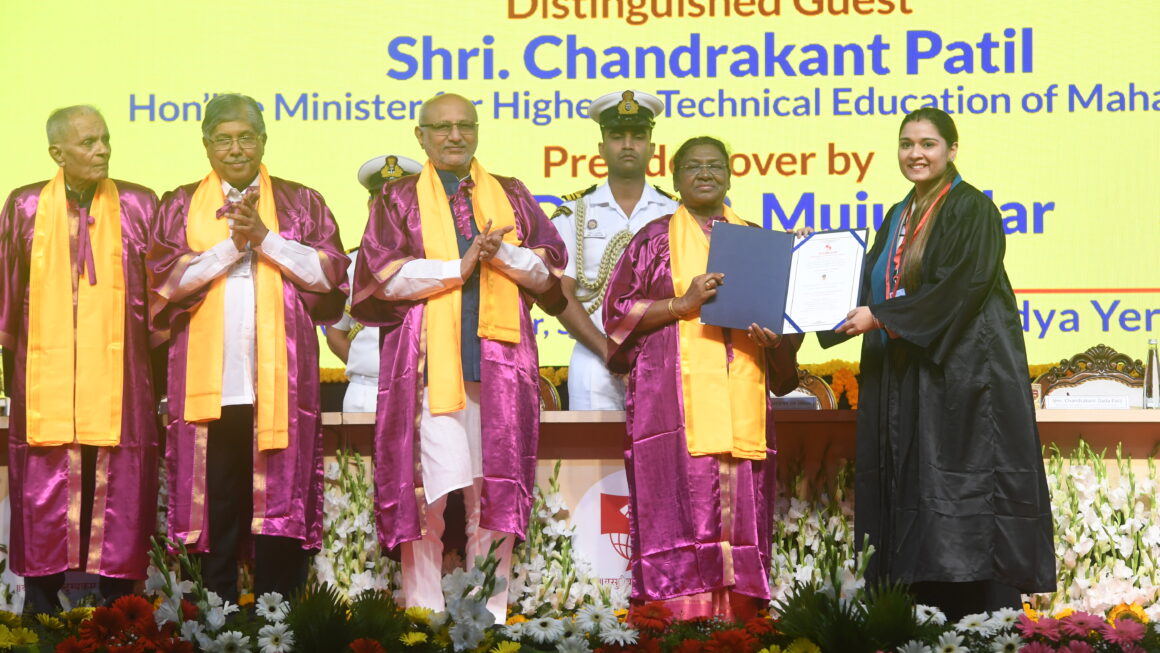 राष्ट्रपति द्रौपदी मुर्मु ने सिम्बायोसिस इंटरनेशनल यूनिवर्सिटी के दीक्षांत समारोह में छात्रों को किया संबोधित