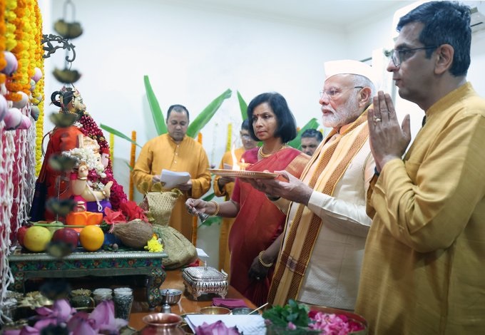 Prime Minister Narendra Modi participated in Ganesh Puja at the residence of Chief Justice of India Justice DY Chandrachud