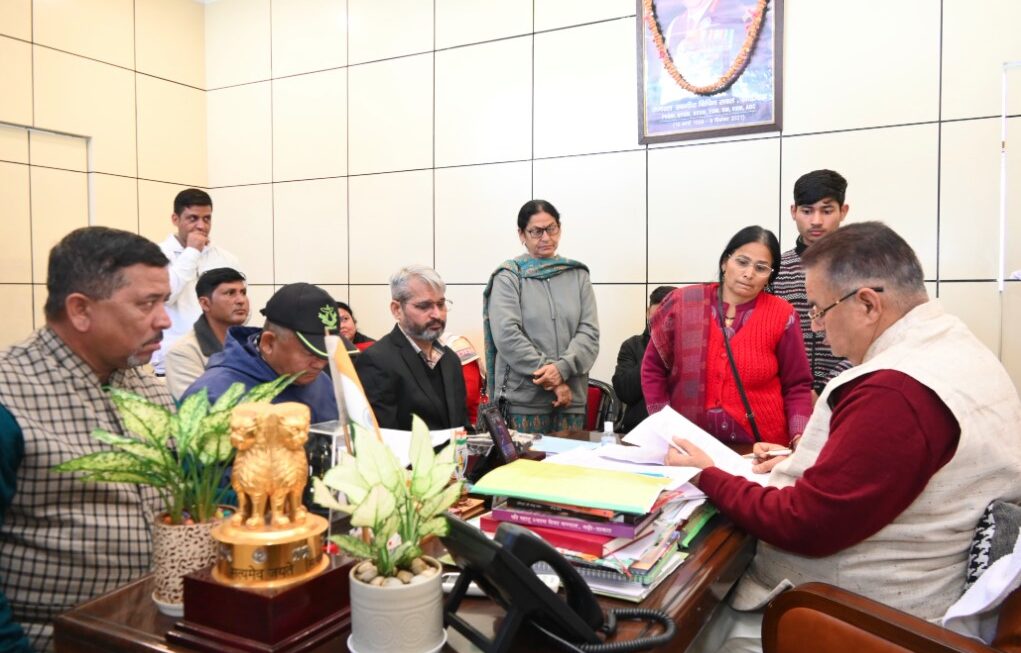 कैबिनेट मंत्री गणेश जोशी ने जनता दरबार के दौरान सुनी फरियादियों की समस्याएं