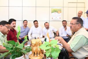 कैबिनेट मंत्री गणेश जोशी ने सिंचाई विभाग के अधिकारियों के साथ की बैठक 
