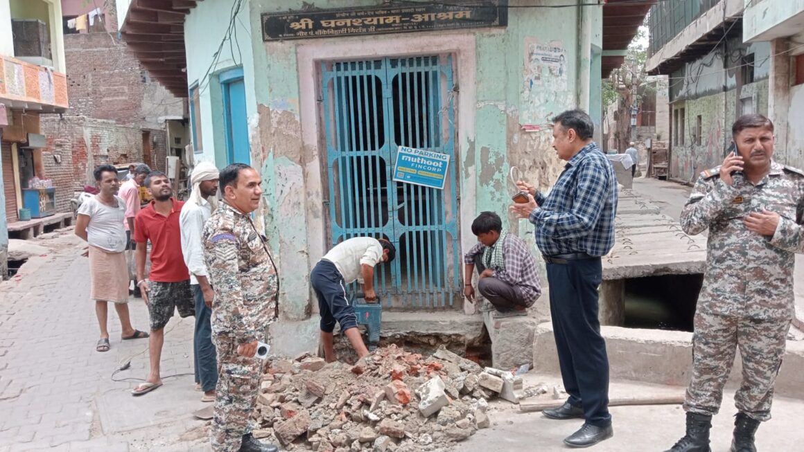 मथुरा वृंदावन में प्रवर्तन टीम द्वारा अतिक्रमण हटाने की कार्यवाही जोरो पर