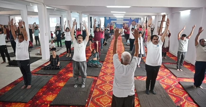 शहर से लेकर गांव कस्बों में मना योग दिवस