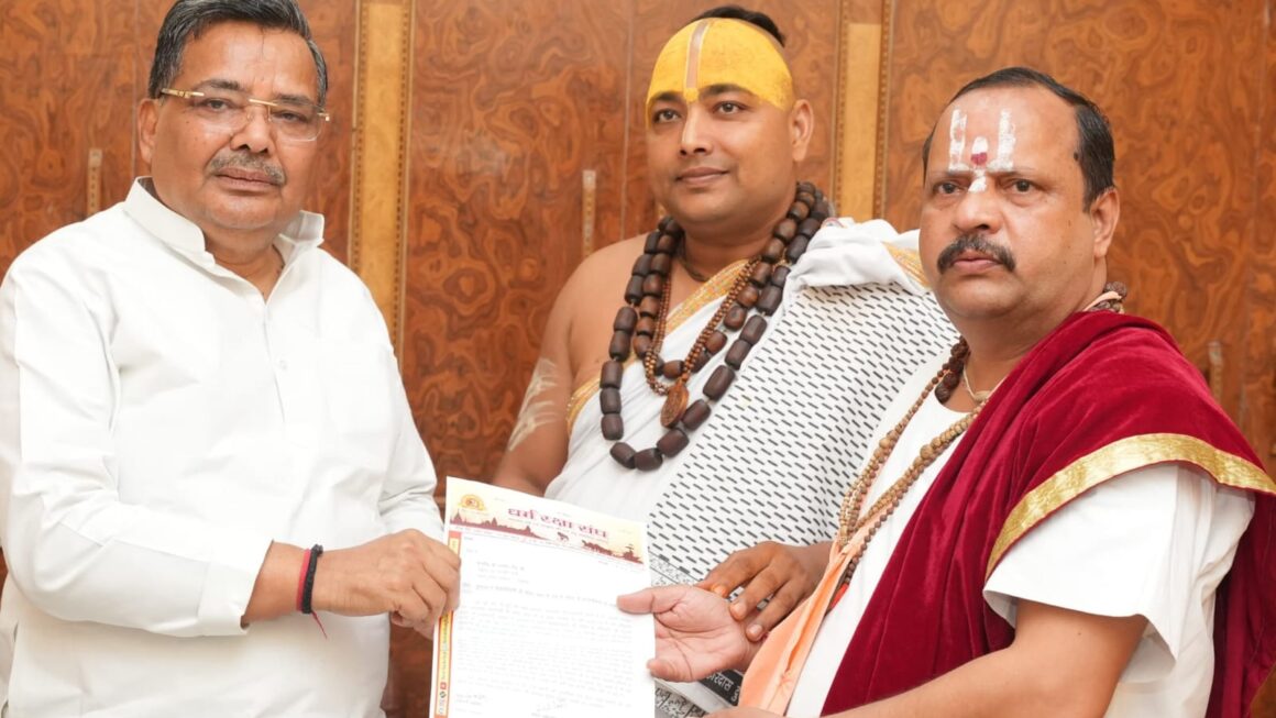 ब्रज की मूलभूत समस्याओं एवं विकास को लेकर जयवीर सिंह, पर्यटन मंत्री को दिया ज्ञापन