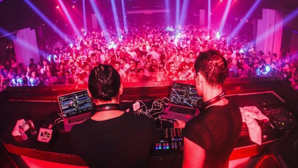 देहरादून में क्लब कल्चर का बढ़ना: अच्छा है या बुरा?