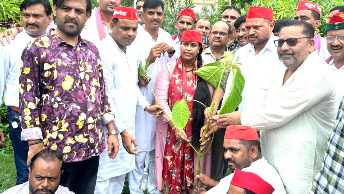 समाजवादियों ने मनाया पूर्व मुख्यमंत्री अखिलेश यादव का जन्मदिन