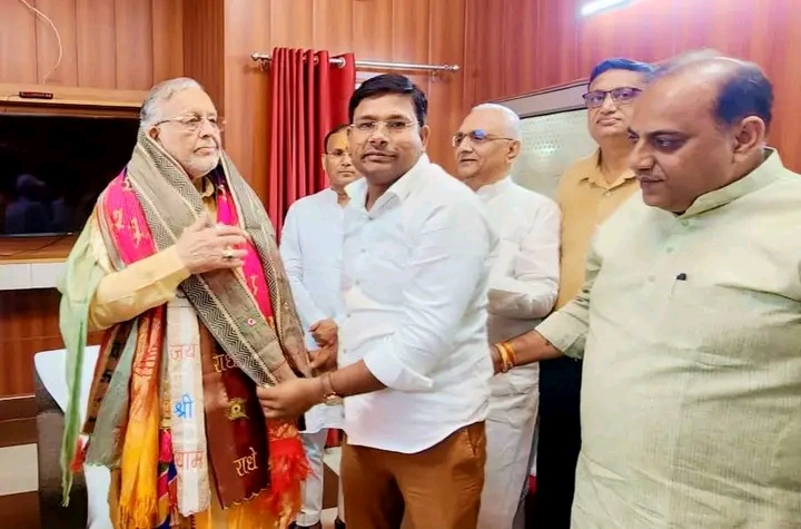 मंत्री सुरेश खन्ना पहुंचे मथुरा,एक पेड़ माँ के नाम अभियान के तहत किया वृक्षारोपण