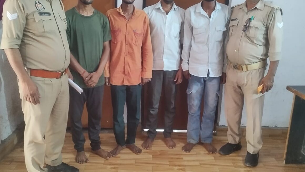 घर में घुसकर मारपीट करने के मामले में वांछित अभियुक्तों को पुलिस ने किया गिरफ्तार