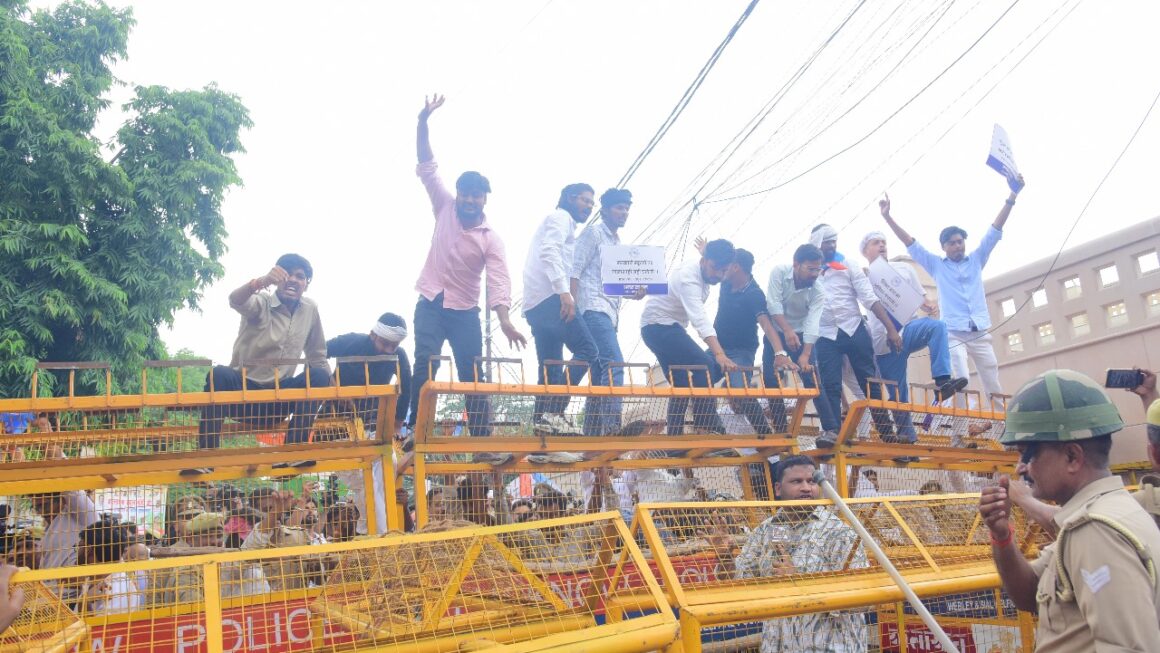 उत्तर प्रदेश विधानसभा घेराव करने जाते छात्र एनएसयूआई कार्यकर्ताओं और पुलिस के बीच हुई नोंक-झोंक