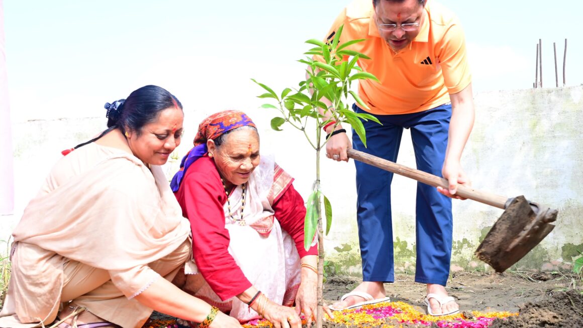 ‘एक पेड़ माँ के नाम’ अभियान: खटीमा में माताजी के साथ वृक्षारोपण कर पर्यावरण संरक्षण का संदेश